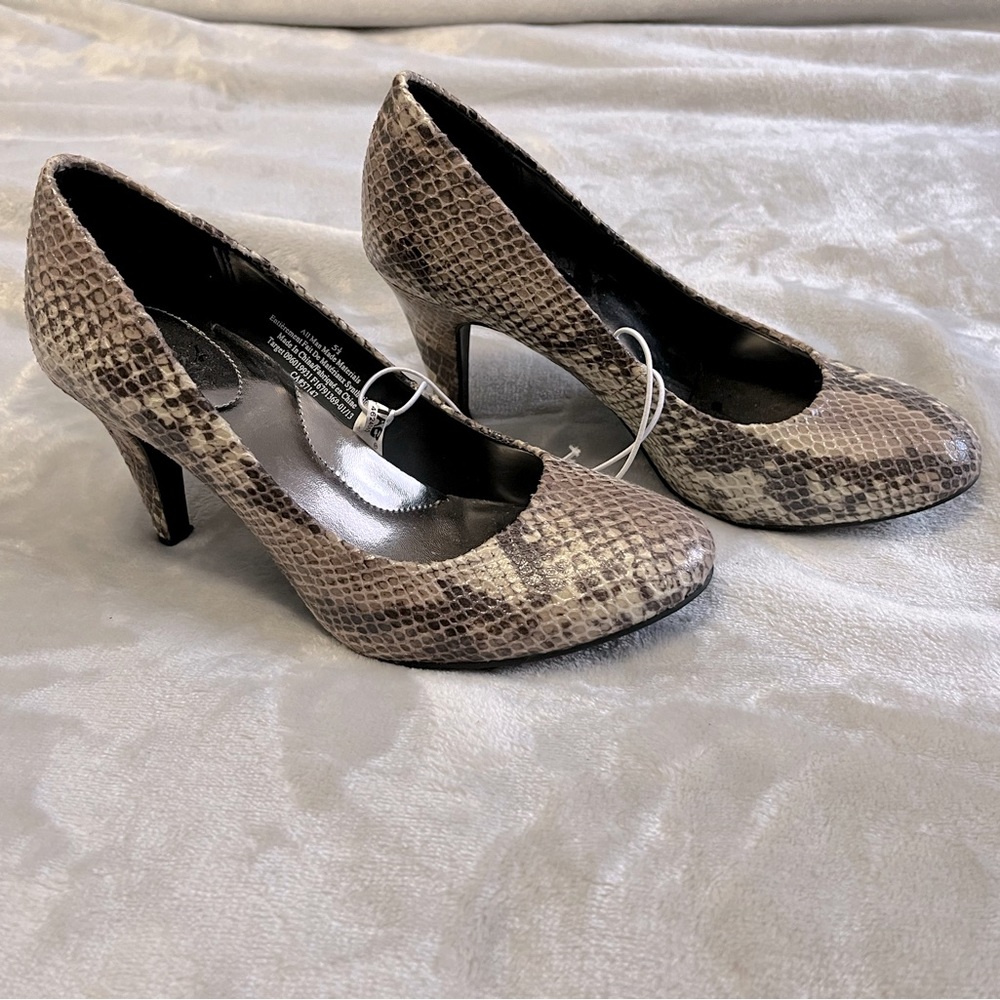 Merona faux snake print pumps in gray/brown/beige color combo. Size 5.5